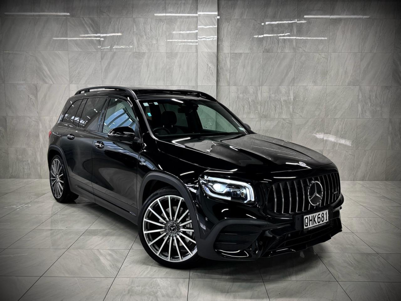 Premium SUV for arrivals that make an impression.